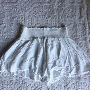 Brandy Melville White flowy shorts 🤍